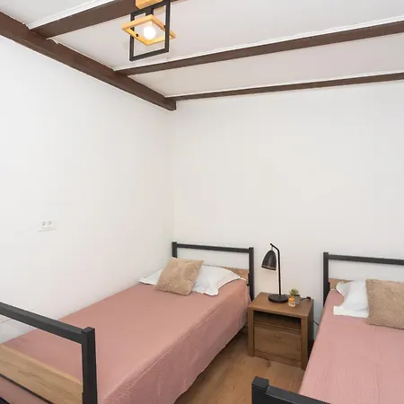 Franchesco Apartman *